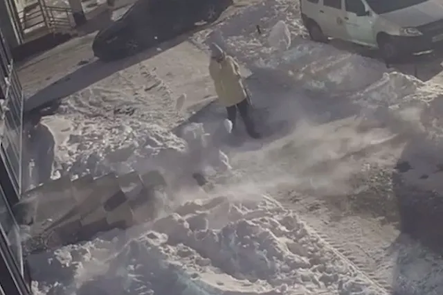 Перед лицом екатеринбурженки упали глыбы снега