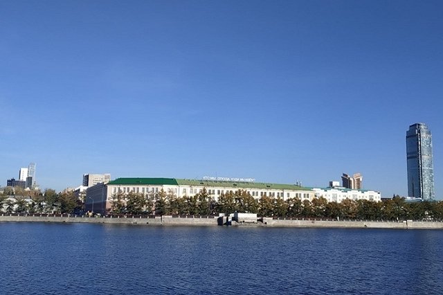 В центре Екатеринбурга на Исети катер протаранил лодку с двумя девушками