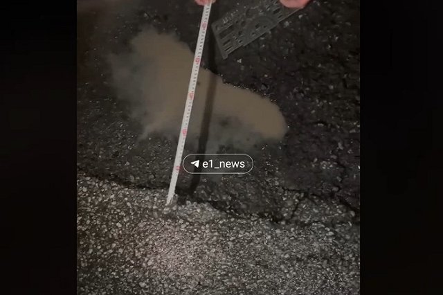 Свердловские водители массово остались без колёс из-за огромной и опасной ямы