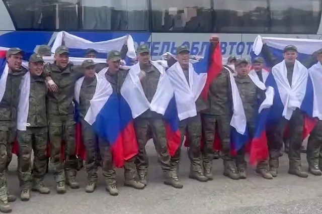 Трое уральцев вернулись домой из украинского плена