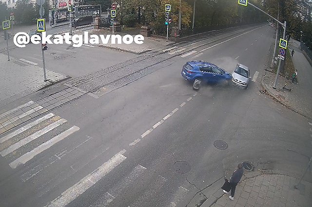 В центре Екатеринбурга перед VIP-кортежем столкнулись две легковушки