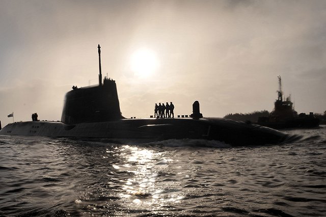 Британская подлодка помялась, гоняясь за российской