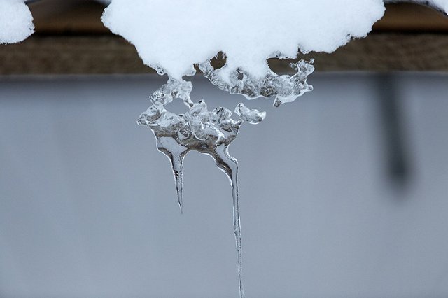 В Москве охранник ТЦ сбивает сосульки выстрелами из пистолета