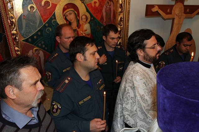 15 тысяч человек пришли проститься с погибшими пожарными в Москве