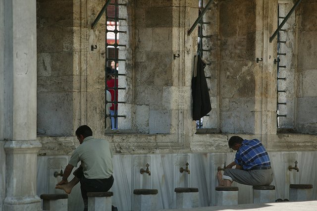 В Турции мусульманам ограничат левую руку