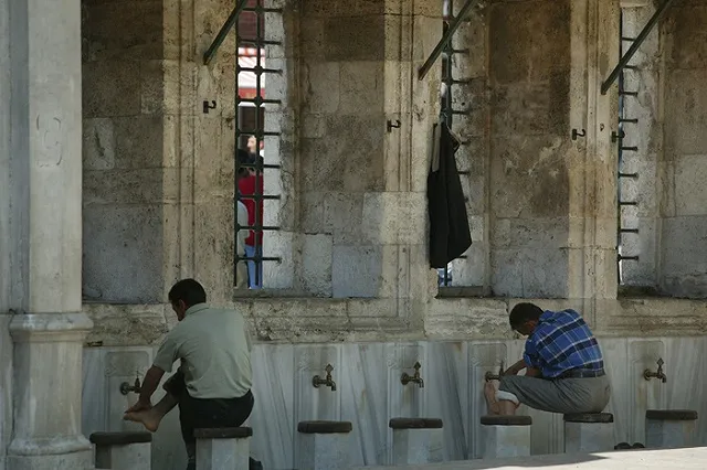 В Турции мусульманам ограничат левую руку