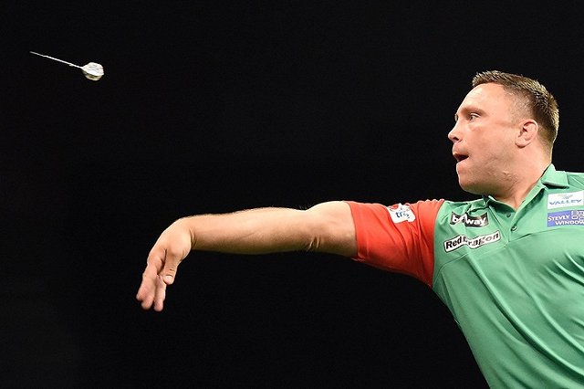 Вместо чиновницы, предложившей «чпокнуть» пенсионера дротиком, уволили другую