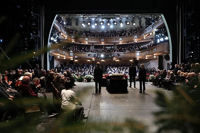 Российский телеканал заставили отказаться от программы о поминках и похоронах