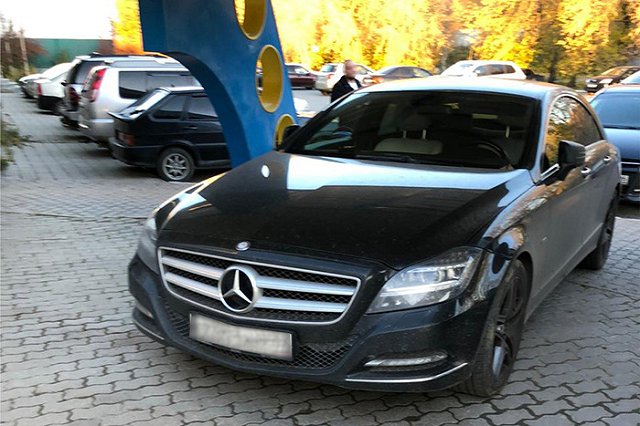 «Мерседес» или налоги: хозяйка люксовых авто задолжала 280 тысяч государству