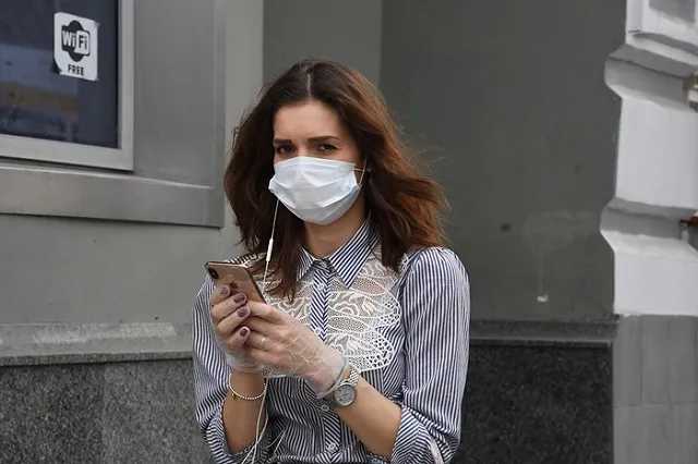 Инфекционист предупредила о возможности заражения коронавирусом при использовании перчаток