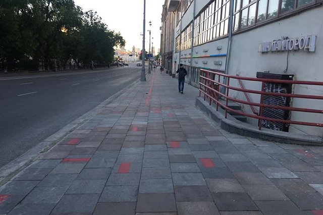 В Екатеринбурге рабочие не смогли восстановить туристическую «красную линию» после укладки тротуара