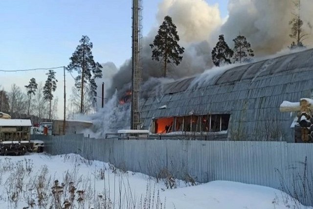 На Уралмаше загорелся цех с газовыми баллонами