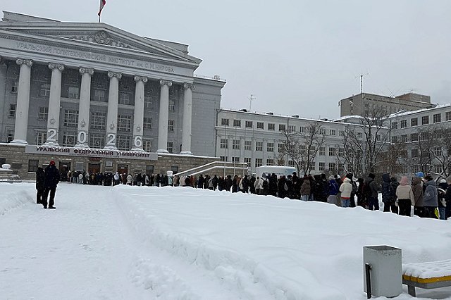 Сотни свердловских школьников застряли в огромной очереди ради четырёх баллов к ЕГЭ