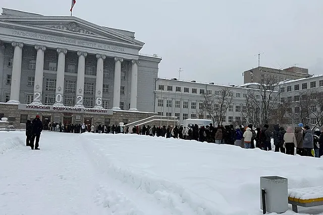 Сотни свердловских школьников застряли в огромной очереди ради четырёх баллов к ЕГЭ