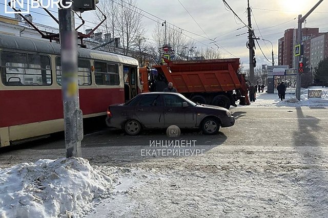 В Екатеринбурге легковушка врезалась в трамвай