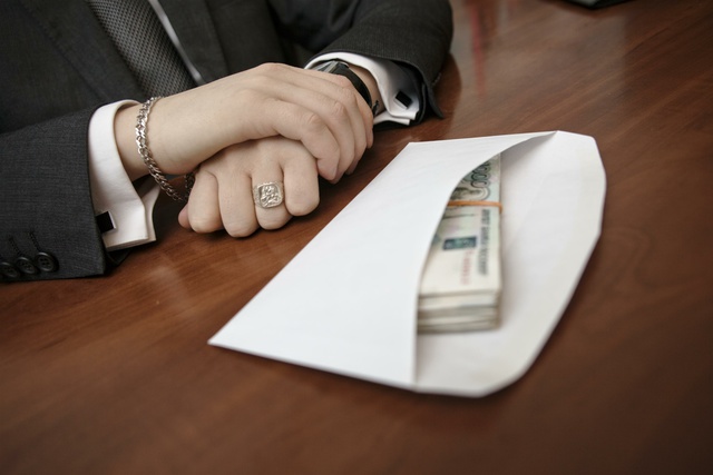 В Екатеринбурге сотрудники УФСБ задержали взяточника в погонах