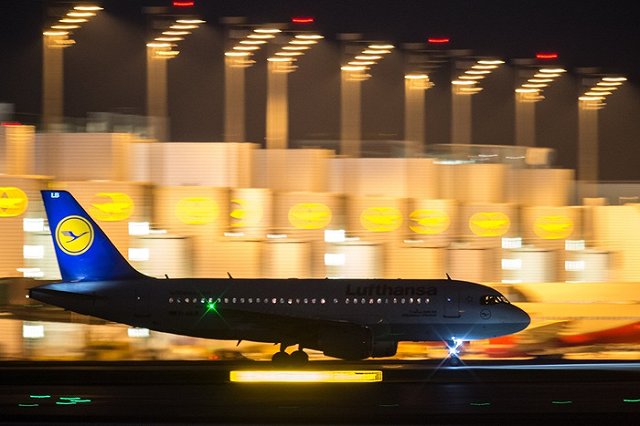 Обезвредить американца, пытавшегося открыть люк в самолете, помог россиянин