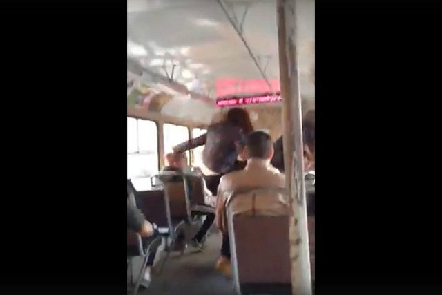 Кондуктор, которую избили пассажиры, не стала обращаться в полицию