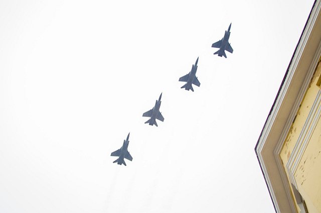 Над Екатеринбургом проходит репетиция авиации ко Дню Победы