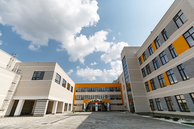 Высокинский открыл уникальную школу в микрорайоне Солнечный