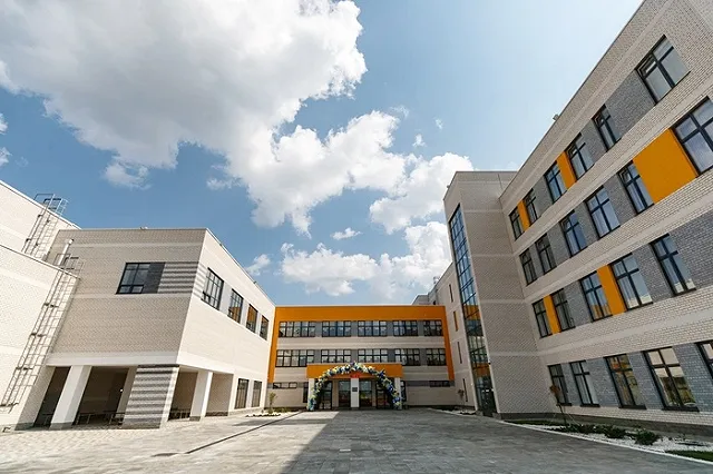 Высокинский открыл уникальную школу в микрорайоне Солнечный