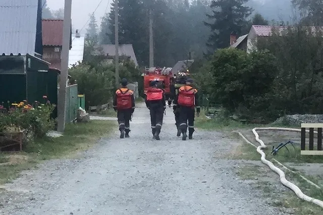 Под Первоуральском загорелось поле в районе жилых домов