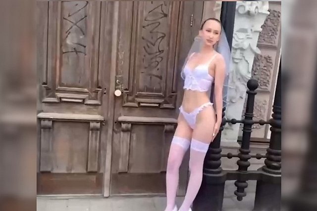 Фотограф из Екатеринбурга объяснила, зачем устроила полуголую фотосессию в центре