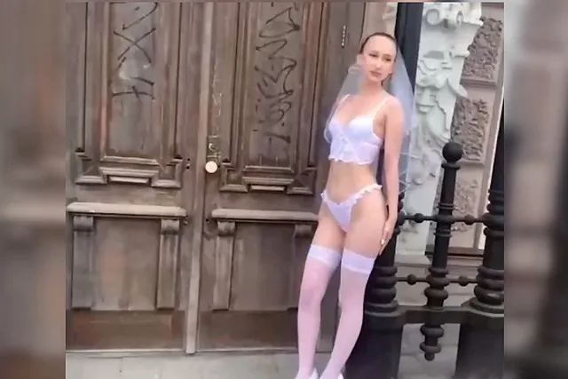 Фотограф из Екатеринбурга объяснила, зачем устроила полуголую фотосессию в центре