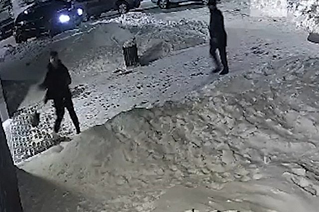 Задержали автохама на Mercedes, который напал на екатеринбуржца, снимавшего его езду по тротуару