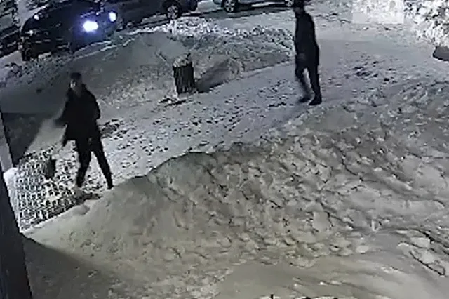 Задержали автохама на Mercedes, который напал на екатеринбуржца, снимавшего его езду по тротуару