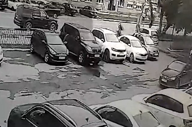 В Екатеринбурге парень на электросамокате на скорости влетел в кроссовер