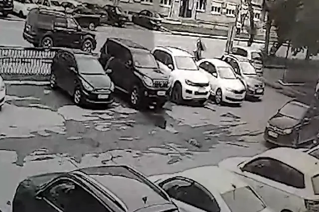 В Екатеринбурге парень на электросамокате на скорости влетел в кроссовер