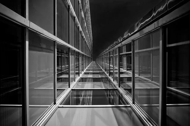 В Кольцово девушка разбилась насмерть во время ссоры с мужем