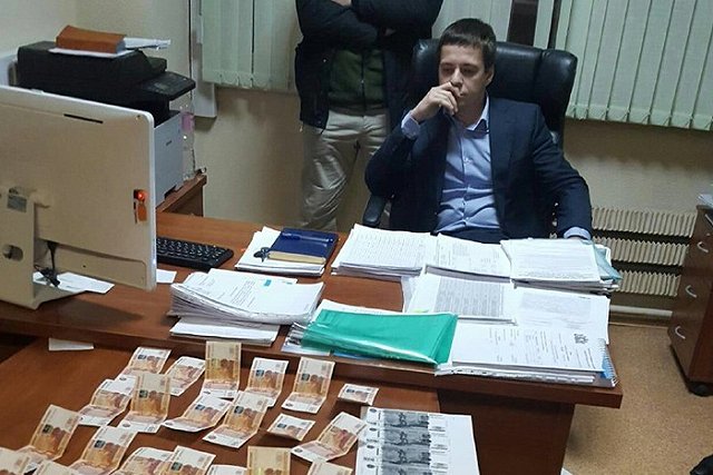 Руководителя департамента рекламы МУГИСО взяли под домашний арест