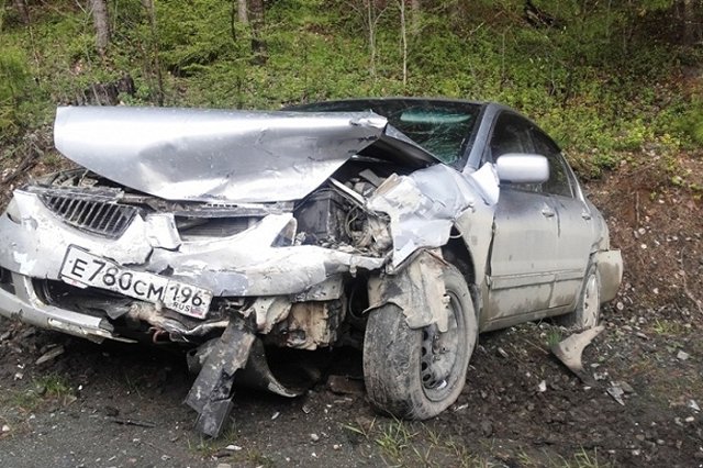 Выбежавший на дорогу в черте Ивделя медведь стал причиной ДТП