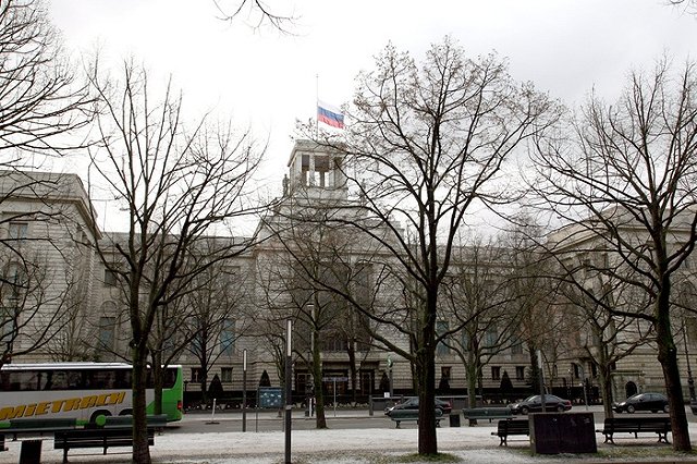 Россия планирует высылку 30 дипломатов США и арест американской дипсобственности