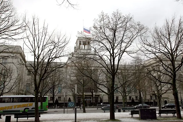 Россия планирует высылку 30 дипломатов США и арест американской дипсобственности