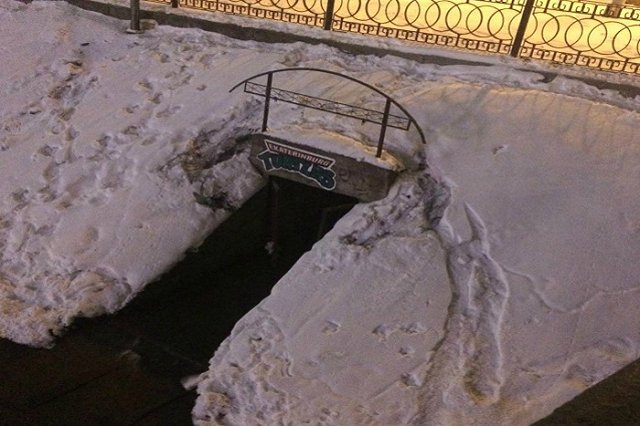 У моста на Малышева снова появился указатель логова местных черепашек-ниндзя