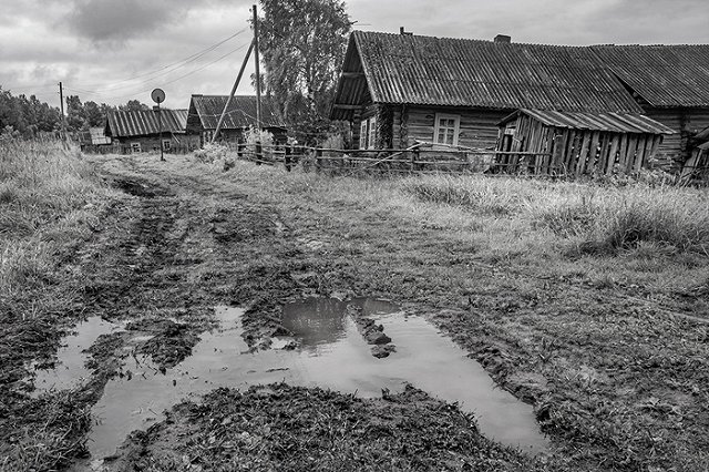 Жителям уральской деревни приходится ходить за хлебом пешком через лес