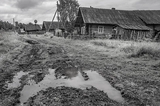 Жителям уральской деревни приходится ходить за хлебом пешком через лес