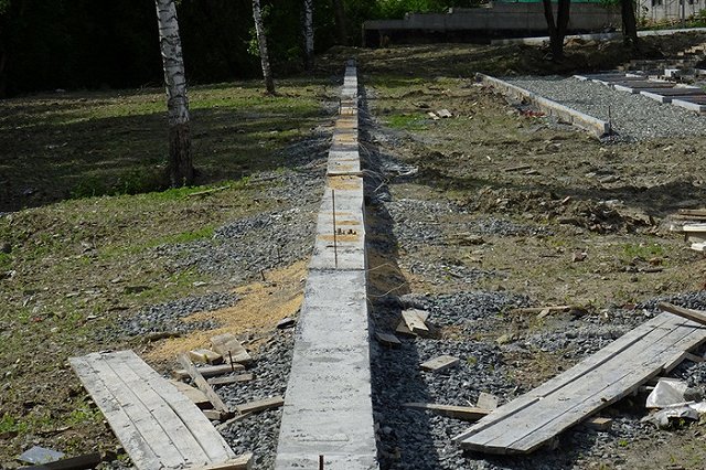 На улице Бебеля в Екатеринбурге меняют добротные бордюры