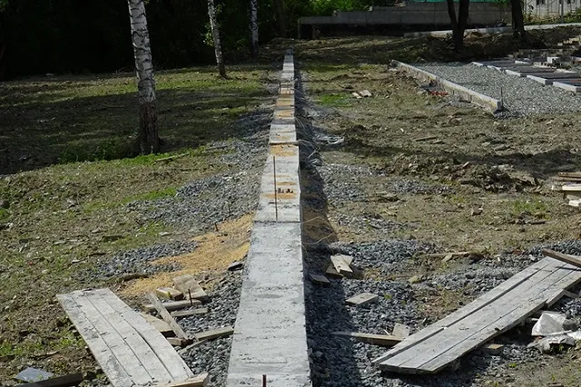 На улице Бебеля в Екатеринбурге меняют добротные бордюры