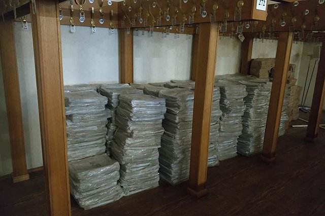 В мэрии Екатеринбурга пояснили, что за штабеля нераспространенных газет лежали в ее гардеробе