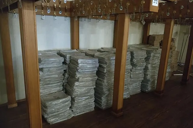 В мэрии Екатеринбурга пояснили, что за штабеля нераспространенных газет лежали в ее гардеробе