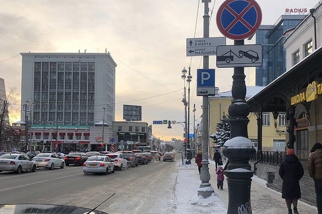 Знаки у «Мытного двора» озадачили екатеринбургских водителей