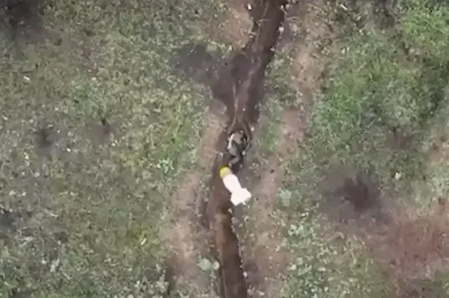 Появилось фото солдата, который отбрасывал падавшие на него с коптера ВСУ гранаты