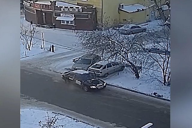 В Екатеринбурге автоинструкторы смяли чужую машину и быстро уехали