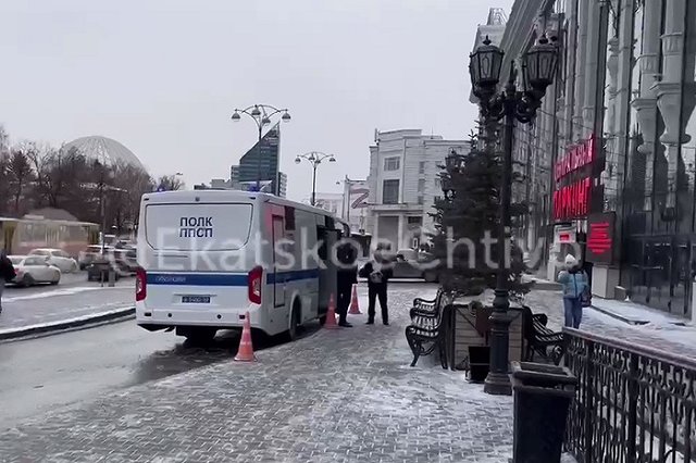 «Проверяют подростков-неформалов»: к «Гринвичу» съехались полицейские