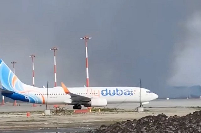 В Кольцово возле взлётной полосы заметили столб чёрного дыма