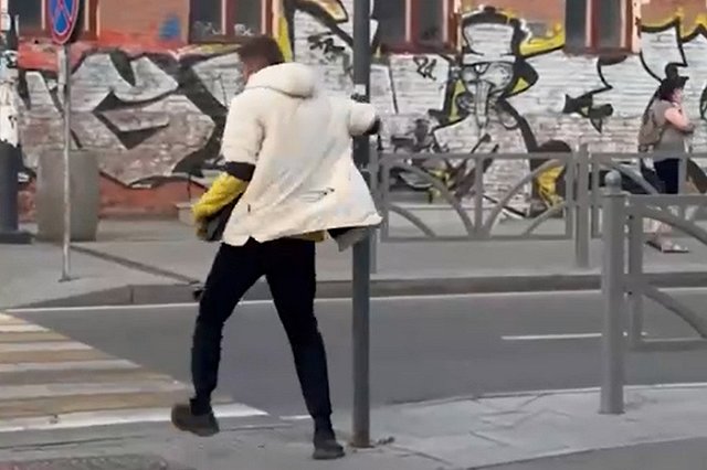 В центре Екатеринбурга неадекват решил подраться со столбами